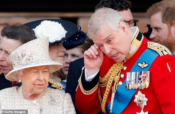 Vụ hoàng tử Anh bị kiện lạm dụng tình dục: Nữ hoàng có động thái đầu tiên gây chú ý-3