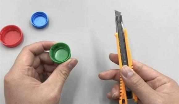 Người già thường quên mang theo chìa khóa khi ra ngoài? Chỉ cần một chiếc nắp chai nhựa là có thể giải quyết ngay vấn đề của người già-2