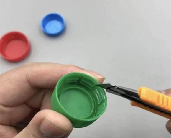 Người già thường quên mang theo chìa khóa khi ra ngoài? Chỉ cần một chiếc nắp chai nhựa là có thể giải quyết ngay vấn đề của người già-3