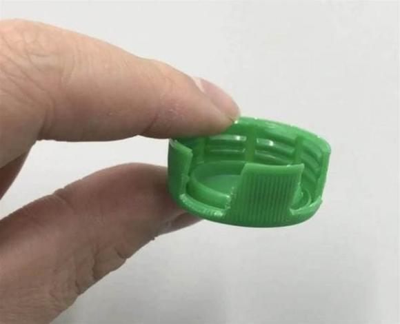 Người già thường quên mang theo chìa khóa khi ra ngoài? Chỉ cần một chiếc nắp chai nhựa là có thể giải quyết ngay vấn đề của người già-4