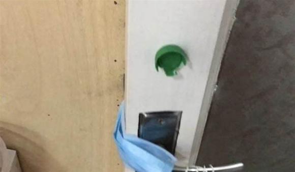 Người già thường quên mang theo chìa khóa khi ra ngoài? Chỉ cần một chiếc nắp chai nhựa là có thể giải quyết ngay vấn đề của người già-10