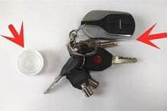 Người già thường quên mang theo chìa khóa khi ra ngoài? Chỉ cần một chiếc nắp chai nhựa là có thể giải quyết ngay vấn đề của người già