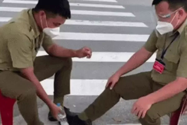 Bà lão ve chai không thèm nhận 200 nghìn thanh niên lạ mặt cho, thân thế thật của bà khiến ai cũng choáng-1