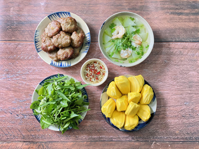 Mâm cơm mùa giãn cách chỉ 3 món đảm bảo hấp dẫn mà nấu cực nhanh-1