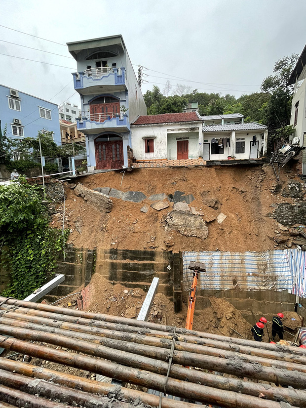 Hiện trường vụ sạt lở bờ kè khiến 3 người tử vong thương tâm: Chỉ một người sống sót-1