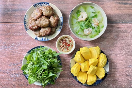 Mâm cơm mùa giãn cách chỉ 3 món đảm bảo hấp dẫn mà nấu cực nhanh