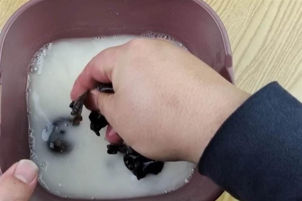 Ngâm mộc nhĩ trực tiếp vào nước tương đương với việc đưa trứng côn trùng vào người, mách bạn một mẹo, tất cả những chất bẩn sẽ biến mất hoàn toàn-5