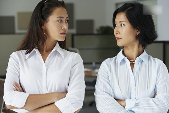 Cho cháu ngoại mặc tạm bộ quần áo của cháu nội thì con dâu tru tréo bắt thay, tôi cởi trả thì nhận lại câu này
