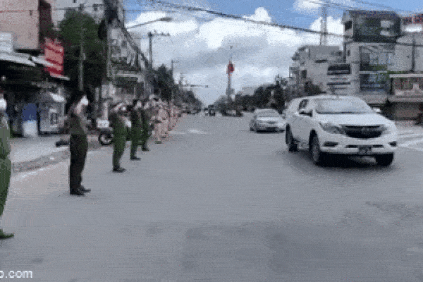 Rớt nước mắt khoảnh khắc đồng đội đứng trang nghiêm chào tiễn biệt xe tang Đại úy công an hy sinh vì nhiễm Covid-19