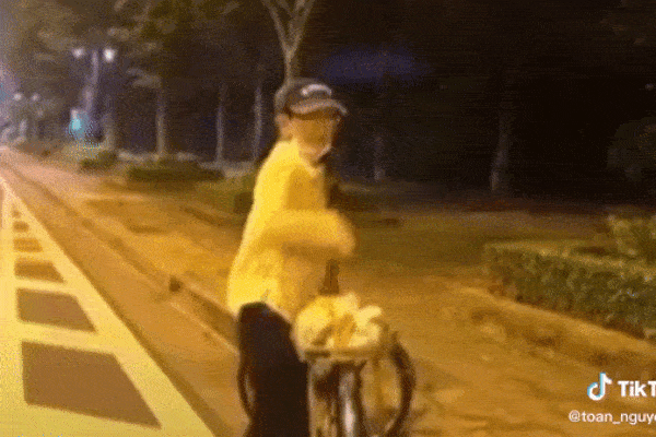 Người phụ nữ đi xe đạp bật khóc khi người lạ hỏi 