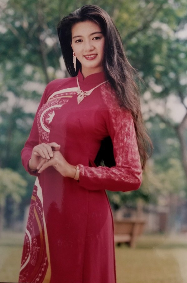 Chiêm ngưỡng nhan sắc mê hoặc lòng người của 5 nàng hậu Việt đình đám thập niên 90-12