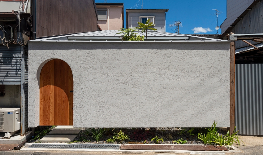 Nhà cấp 4 màu trắng chỉ 18m2, nhìn bề ngoài giản dị nhưng bên trong cực kỳ ấn tượng, có thiết kế nổi trội nhất khu-1