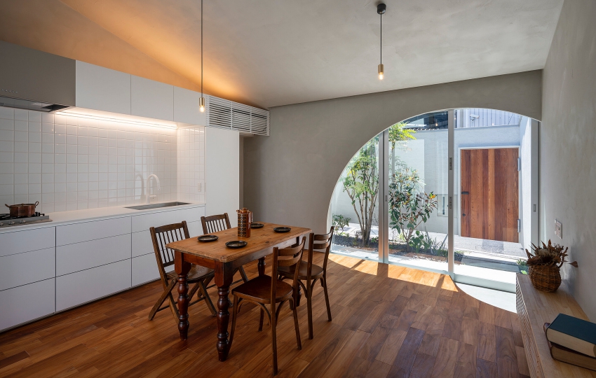 Nhà cấp 4 màu trắng chỉ 18m2, nhìn bề ngoài giản dị nhưng bên trong cực kỳ ấn tượng, có thiết kế nổi trội nhất khu-4