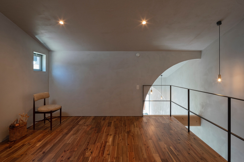 Nhà cấp 4 màu trắng chỉ 18m2, nhìn bề ngoài giản dị nhưng bên trong cực kỳ ấn tượng, có thiết kế nổi trội nhất khu-7