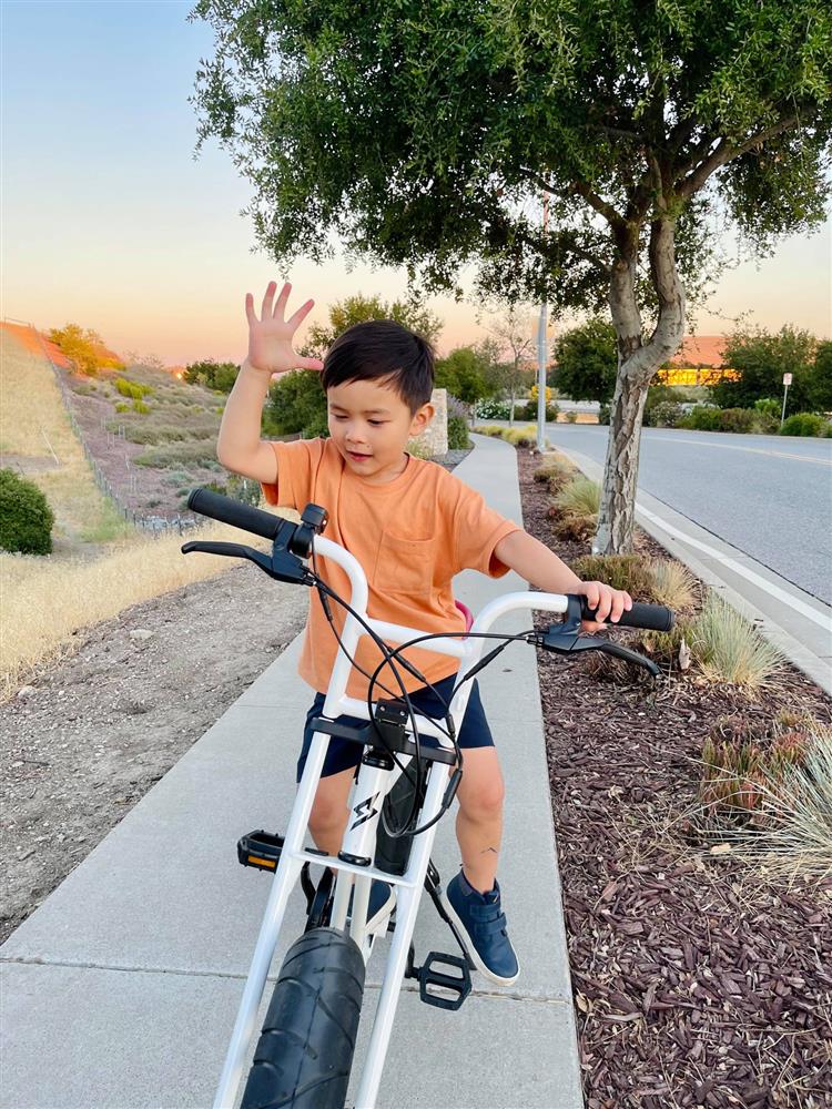 Được cô giáo dạy cách chào sau khi chơi đàn, con trai Đan Trường lí sự một câu khiến cả cô và mẹ đều chào thua-4