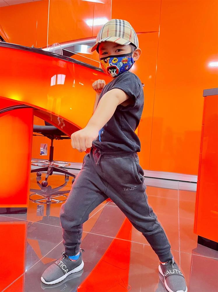 Được cô giáo dạy cách chào sau khi chơi đàn, con trai Đan Trường lí sự một câu khiến cả cô và mẹ đều chào thua-5