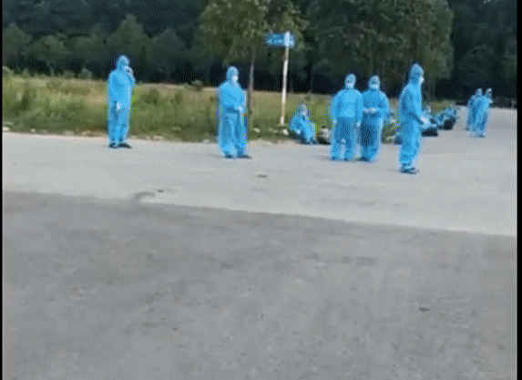 Bố mẹ là F0 phải đi cách ly, bé 3 tháng tuổi đành gửi lại cho hàng xóm, nhìn cách anh lóng ngóng ẵm bé mà thương-1