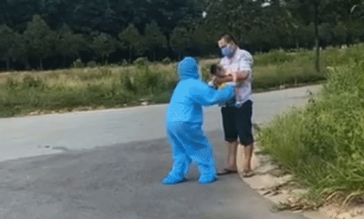 Bố mẹ là F0 phải đi cách ly, bé 3 tháng tuổi đành gửi lại cho hàng xóm, nhìn cách anh lóng ngóng ẵm bé mà thương-2