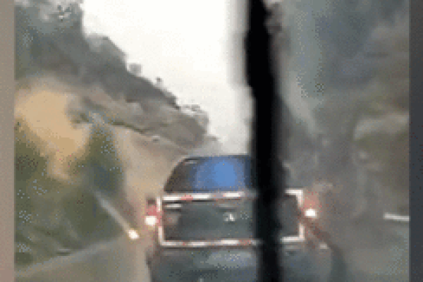 Hãi hùng cảnh đoạn đường sát khu dân cư bất ngờ đổ sập xuống sông-1