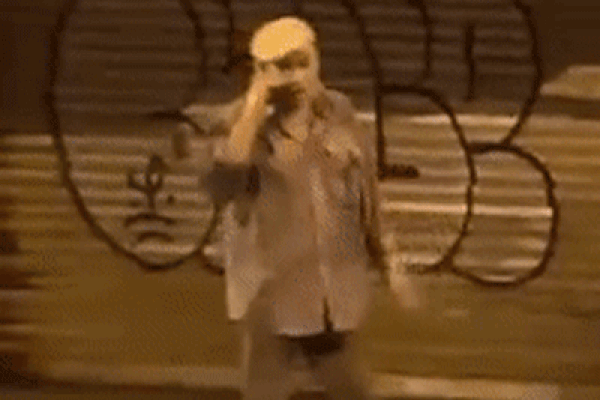 Người đàn ông có kết quả test nhanh dương tính bỏ đi khỏi nơi cách ly, đi bộ về nhà