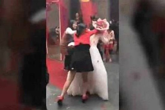 Phù dâu bất ngờ lao vào đánh cô dâu tới tấp giữa hôn lễ, lý do phía sau được tiết lộ khiến nhiều người nổi da gà