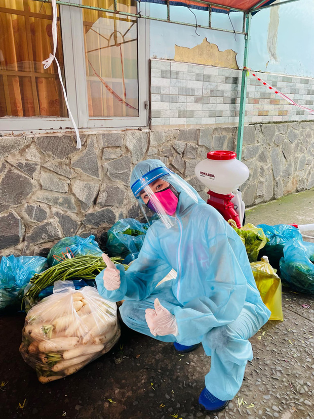 Nàng hậu Vbiz rũ bỏ diện mạo lộng lẫy, ghi điểm tuyệt đối nhờ hành động đẹp trong tâm dịch: Nhìn đôi tay mà cảm phục!-4