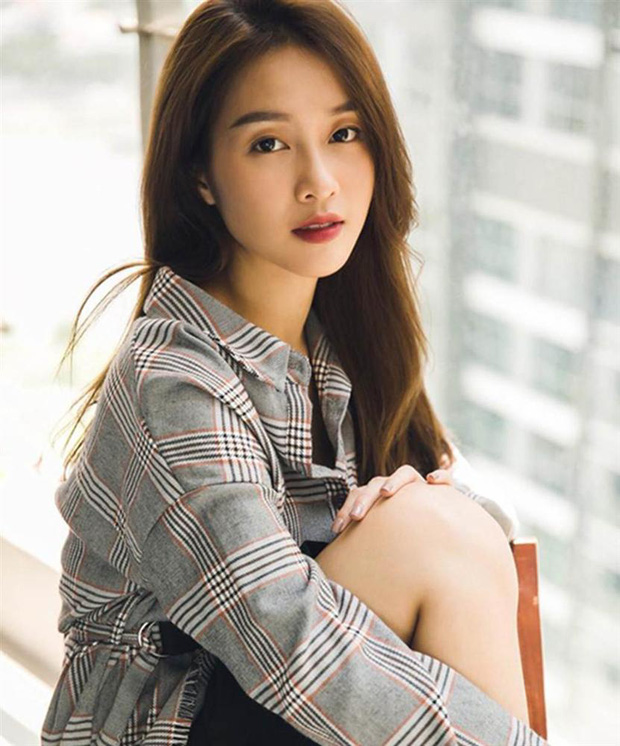 Khả Ngân đăng ảnh tông màu xám đen buồn bã, dân tình đổ dồn đến biểu tượng đính kèm?-6