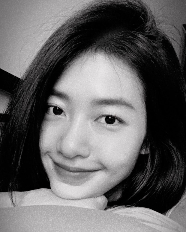 Khả Ngân đăng ảnh tông màu xám đen buồn bã, dân tình đổ dồn đến biểu tượng đính kèm?-2