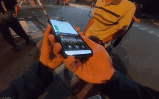 Đôi vợ chồng xin qua chốt kiểm dịch giữa đêm, đội dân quân nghe lời nhắn trong điện thoại chỉ biết lặng lẽ cúi đầu-1