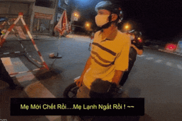 Đôi vợ chồng xin qua chốt kiểm dịch giữa đêm, đội dân quân nghe lời nhắn trong điện thoại chỉ biết lặng lẽ cúi đầu