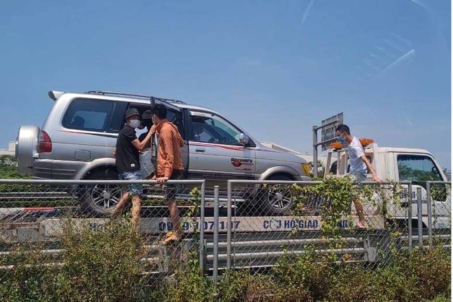 Hà Nội: Xe cứu hộ cõng ô tô 7 chỗ và người trên xe thông chốt kiểm dịch-1