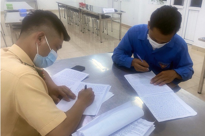 Hà Nội: Xe cứu hộ cõng ô tô 7 chỗ và người trên xe thông chốt kiểm dịch-2