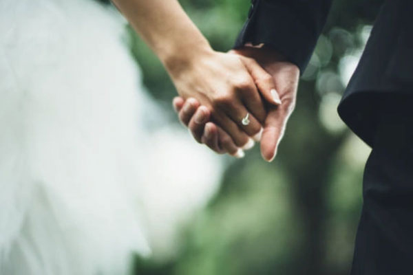 Mỗi lần sang nhà bố mẹ vợ, chồng tôi lại mặc chiếc áo cũ sờn, biết lý do mà tôi ngã ngửa-2