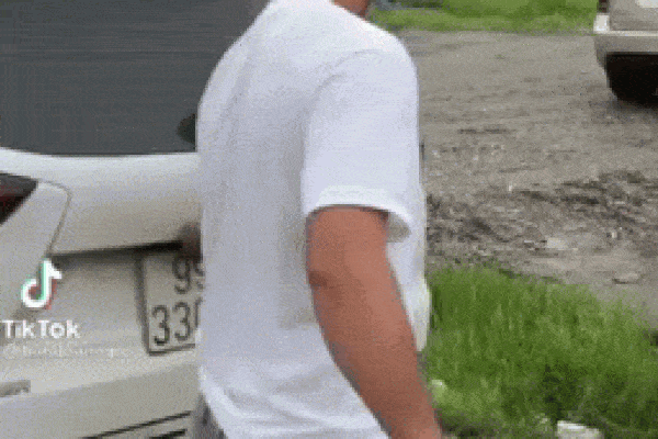 Bắt quả tang người phụ nữ chui vào cốp ô tô để thông chốt kiểm dịch