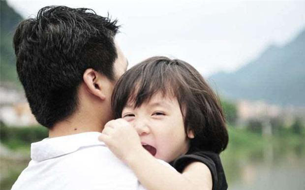 Cho con gái ngủ chung đến 14 tuổi vẫn chưa dứt, ông bố đơn thân hối hận sau khi thấy thứ mình tìm được trong cặp đi học, lời giải thích còn gây sốc hơn-1