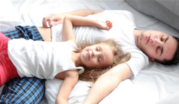 Cho con gái ngủ chung đến 14 tuổi vẫn chưa dứt, ông bố đơn thân hối hận sau khi thấy thứ mình tìm được trong cặp đi học, lời giải thích còn gây sốc hơn-2