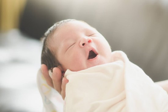 Thấy con chào đời hơn 1 tuần vẫn chưa mở mắt, bà mẹ tức tốc đưa con đi khám rồi 