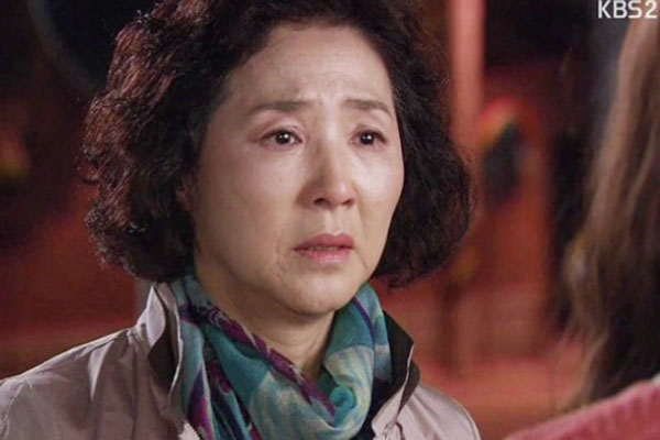 Con trai không ở nhà, con dâu bỗng tắm 6 lần/ngày, mẹ chồng bật khóc sau khi biết sự thật-1