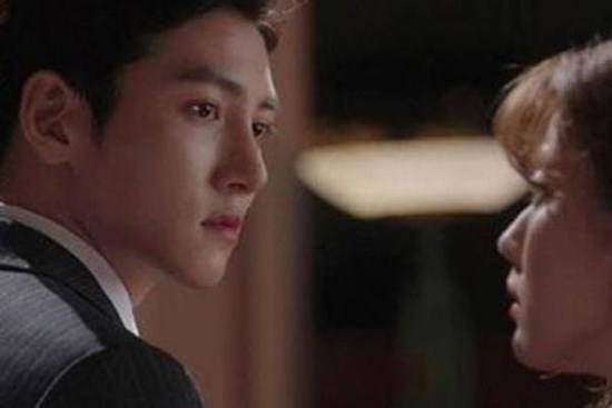 Cho cô bạn thân của bạn gái ngủ nhờ, sáng ra tôi bàng hoàng thấy mình nằm dưới đất và choáng váng với cảnh tượng trên giường