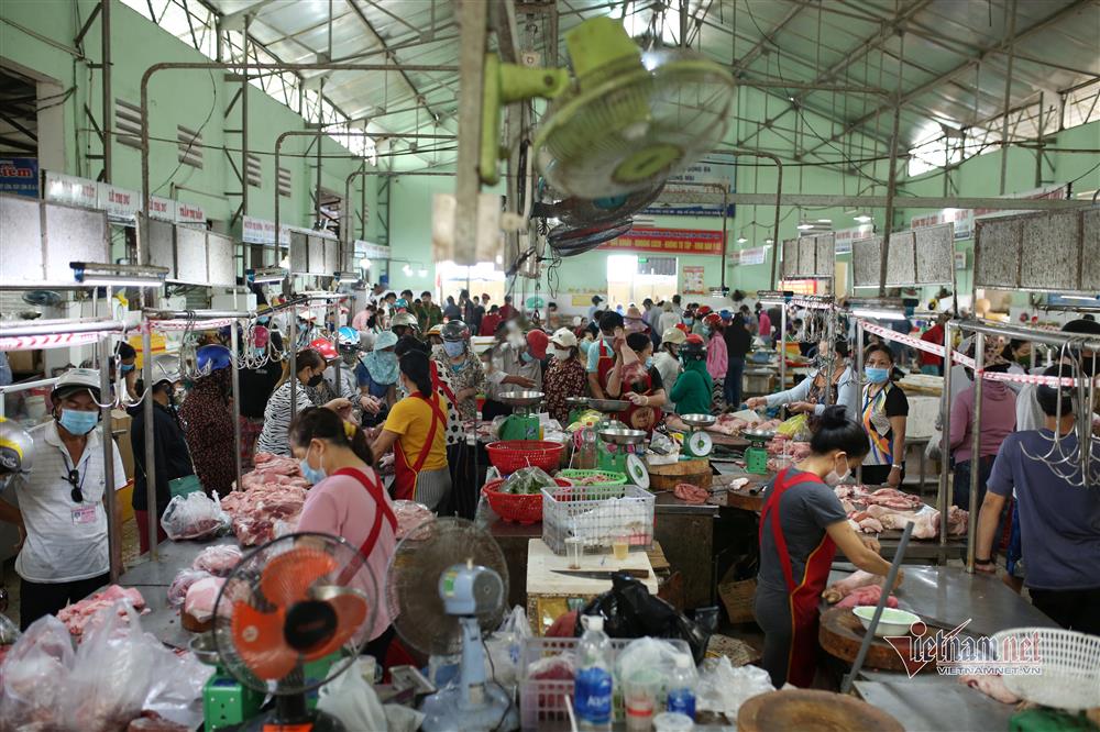 Mớ rau muống 40 nghìn, chanh tăng giá gấp đôi: Dân chen mua, chợ cháy hàng-1