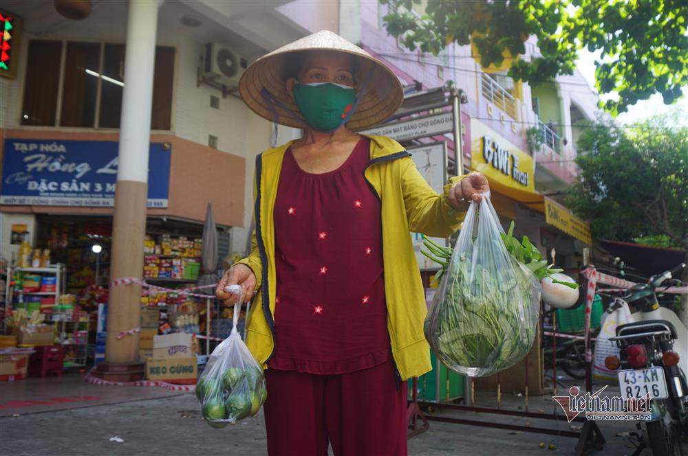 Mớ rau muống 40 nghìn, chanh tăng giá gấp đôi: Dân chen mua, chợ cháy hàng-12