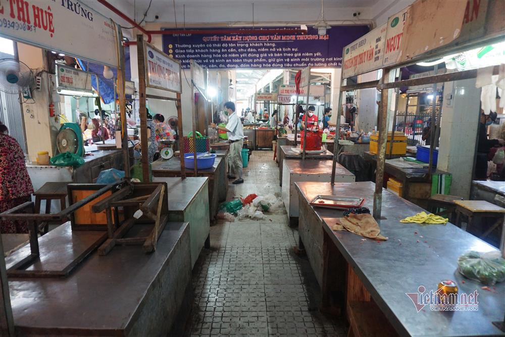 Mớ rau muống 40 nghìn, chanh tăng giá gấp đôi: Dân chen mua, chợ cháy hàng-13