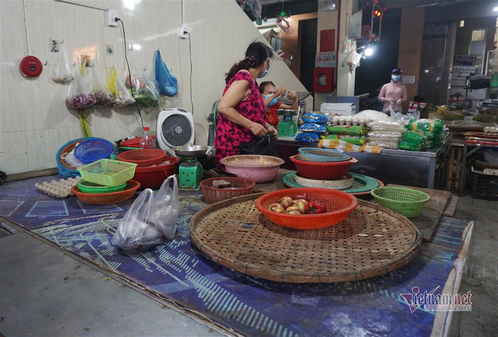 Mớ rau muống 40 nghìn, chanh tăng giá gấp đôi: Dân chen mua, chợ cháy hàng-14