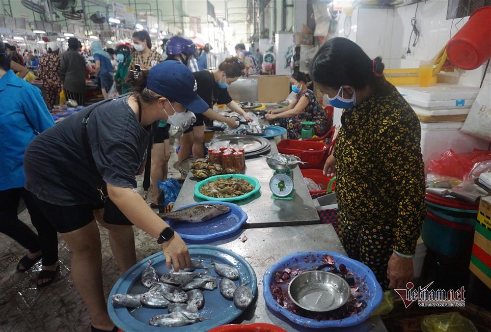 Mớ rau muống 40 nghìn, chanh tăng giá gấp đôi: Dân chen mua, chợ cháy hàng-3