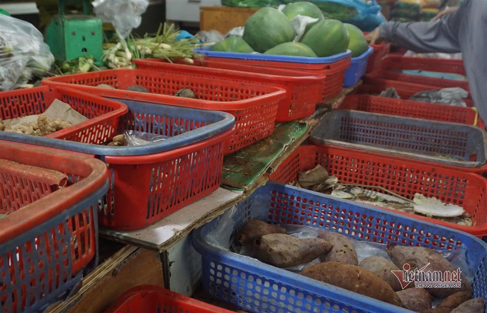 Mớ rau muống 40 nghìn, chanh tăng giá gấp đôi: Dân chen mua, chợ cháy hàng-7