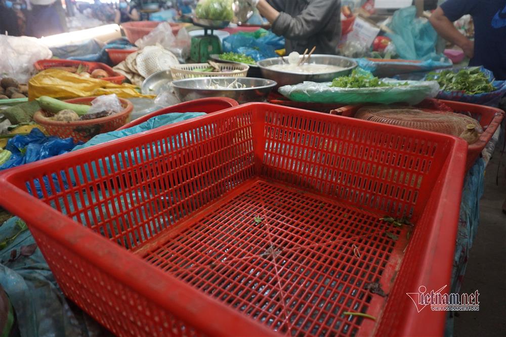 Mớ rau muống 40 nghìn, chanh tăng giá gấp đôi: Dân chen mua, chợ cháy hàng-8