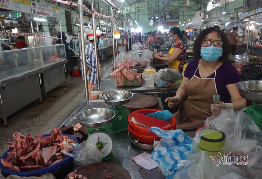 Mớ rau muống 40 nghìn, chanh tăng giá gấp đôi: Dân chen mua, chợ cháy hàng-9