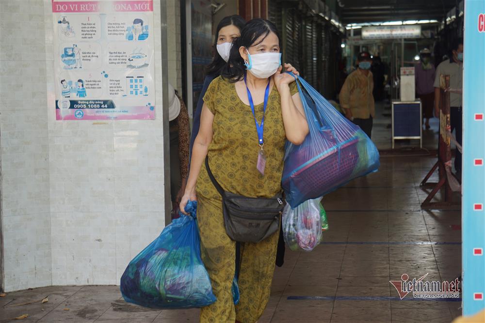 Mớ rau muống 40 nghìn, chanh tăng giá gấp đôi: Dân chen mua, chợ cháy hàng-17