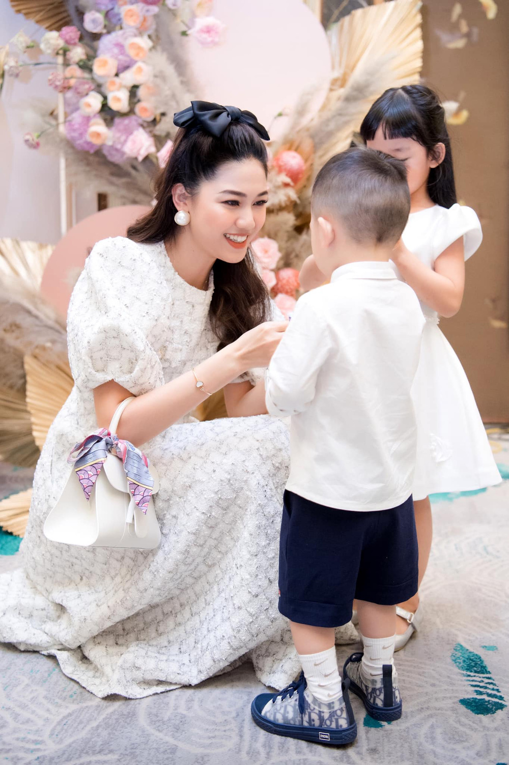 Sau 3 năm làm vợ đại gia hơn 16 tuổi, á hậu Thanh Tú sống sang chảnh như bà hoàng-2