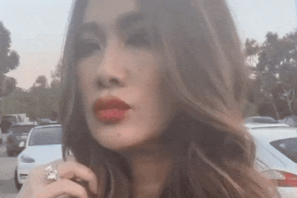 Nữ đại gia gốc Việt sống trong lâu đài 800 tỷ để lộ nhẫn hột xoàn to hơn cả hạt nhãn khi đưa tay vuốt tóc vài giây-3